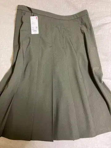 택 포함 새상품 UNIQLO 올리브색 플리츠 스커트 XXL
