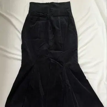 Her lip to 칼라 릴리 스커트