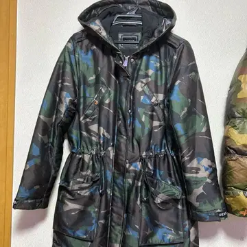 GUESS 카모 패턴 다운 자켓