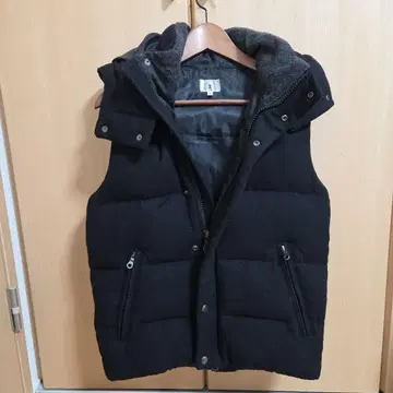 블랙 다운 베스트 후드 부착