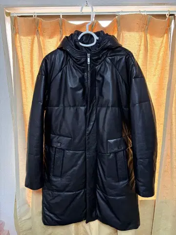 후드 부착 블랙 가죽 코트