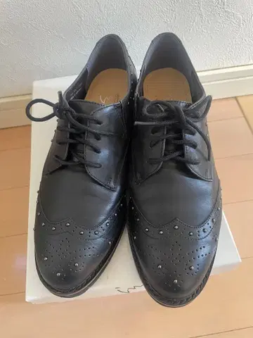 새상품급 img 스터드 장식 블랙 가죽 신발