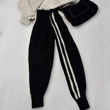 블랙 니트 조거 팬츠, 화이트 2개 스트라이프 포켓 있음