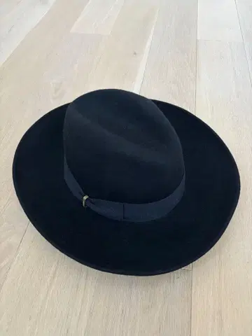 베티나 블랙 펠트 햇 리본 포함
