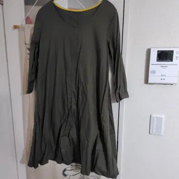 1회 사용한 새상품급 팔라스 팰리스의 카키색 원피스 사이즈 F