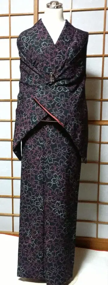 세탁 가능한 블랙 베이스 꽃무늬 코몬 이중 기모노