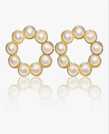 진주 장식 귀걸이