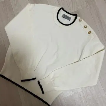 NANO universe 디테일 니트 상의