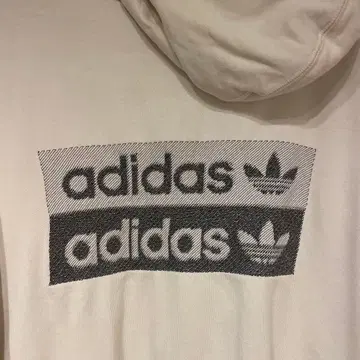 adidas 화이트 후드티 로고 프린트