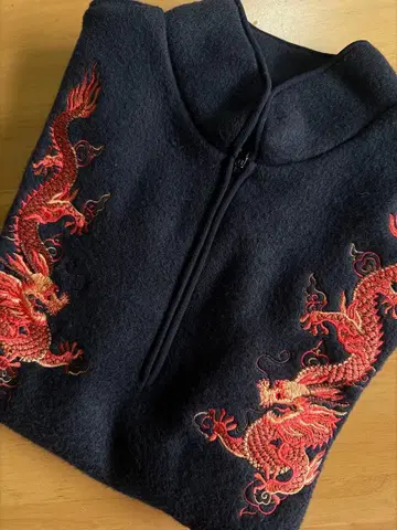 비비안 탐 상의 플리스 소재