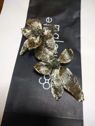 콜레트 마루프 메탈릭 플라워 머리핀 와이어