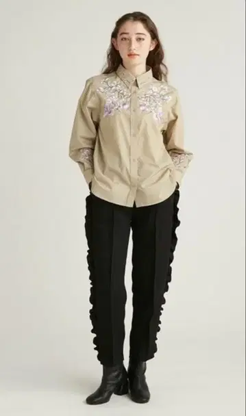 FURFUR 사이드 프릴 테이퍼드 팬츠 블랙