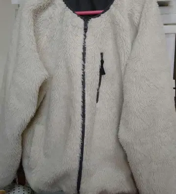 리버서블, 크림색 플리스 보아 자켓