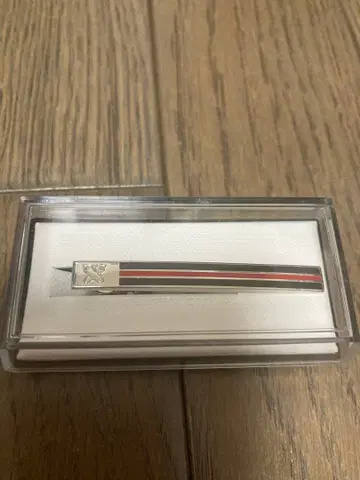 [ 새상품 미사용 ] 게이오 넥타이핀 블랙과 빨간색 스트라이프