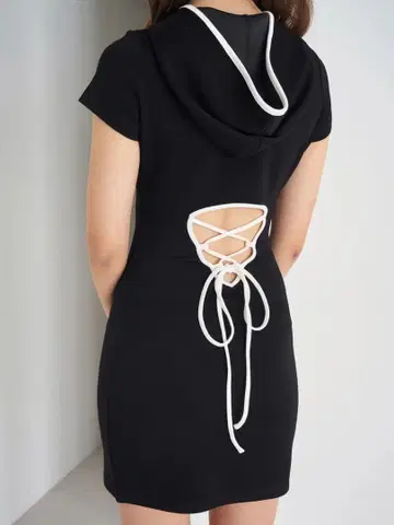 Darich 백 오픈 컷 미니 원피스