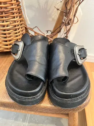 MONEY SY 블랙 가죽 샌들