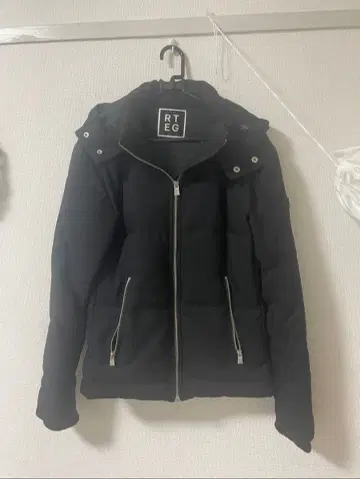 RT EG 블랙 후드 부착 다운 자켓