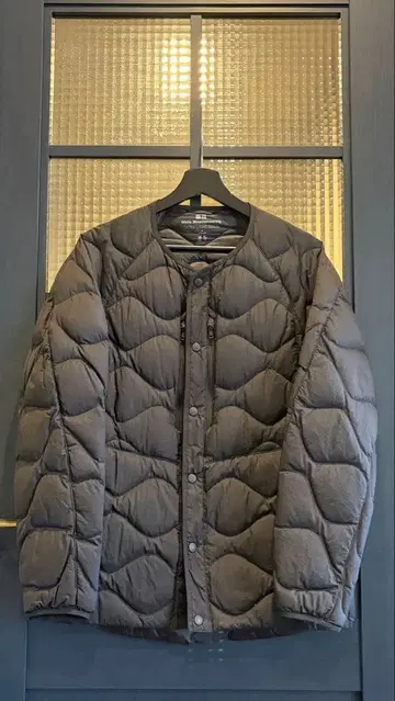 유니클로 화이트 마운티니어링 다운 자켓 M 블랙