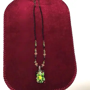 플라워 모티브 유리 목걸이