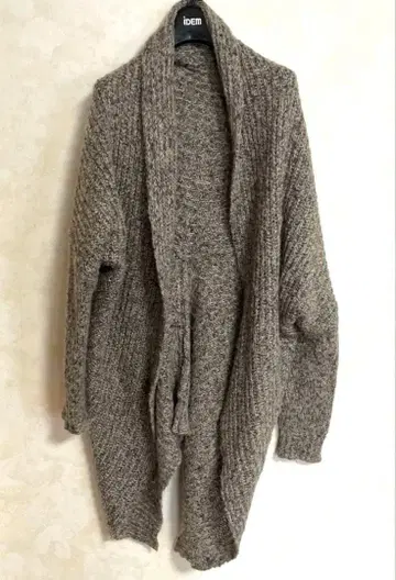 베이지 계열 변형 니트 가디건