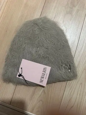 NEWALRIN 엠블럼 퍼 비니