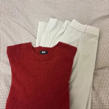 빨간색 긴팔 니트 스웨터, 턱 와이드 팬츠