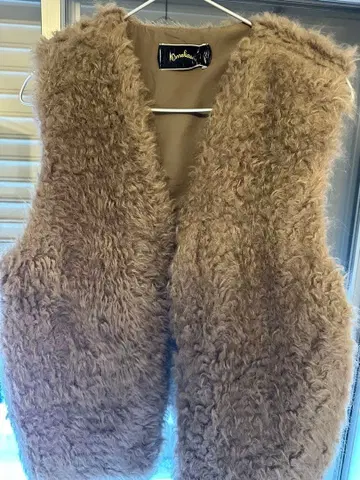 퍼풍 베이지 슬리브리스 베스트