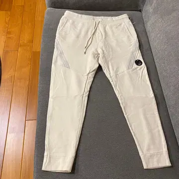 C.P. COMPANY 조거 팬츠 크림색