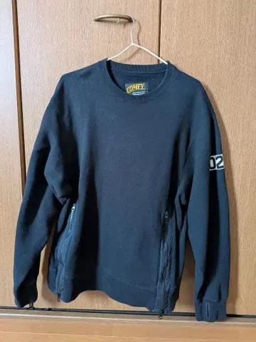 COMFYOUTDOORGARMENT 맨투맨 사이드 지퍼 포켓 부착