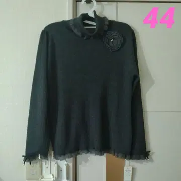 [새상품] 슈퍼뷰티 코사지 부착 카라 소매 끝 프릴 터틀넥 스웨터 44