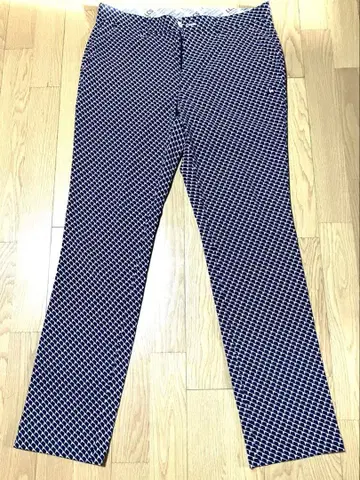 네이비와 화이트의 기하학 패턴 팬츠