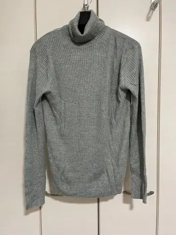 그레이 터틀넥 스웨터