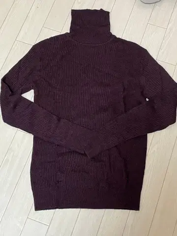 다크 퍼플 리브 터틀넥 스웨터