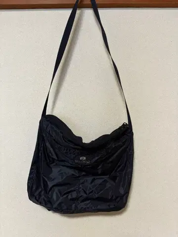 백군나운 나일론제 블랙 숄더백