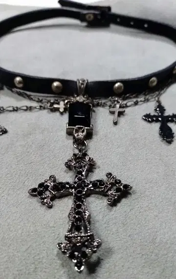 고스로리 계열 크로스 모티브의 가죽 초커