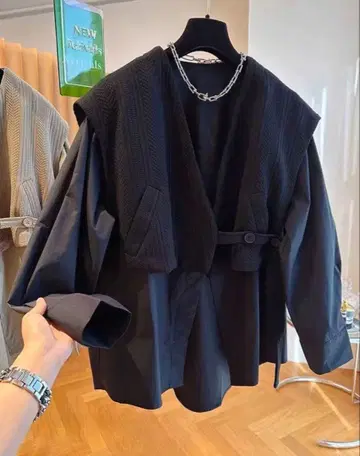 니트와 셔츠가 조합된 블랙 베스트 (허리 벨트 버튼 포함)