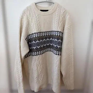 아이보리 케이블 니트 스웨터