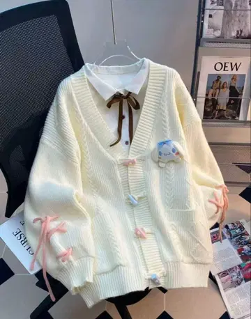 아이보리 V넥 니트 가디건 (리본 & 캐릭터 장식 포함)
