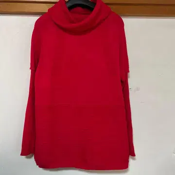 빨간색 터틀넥 니트 긴팔