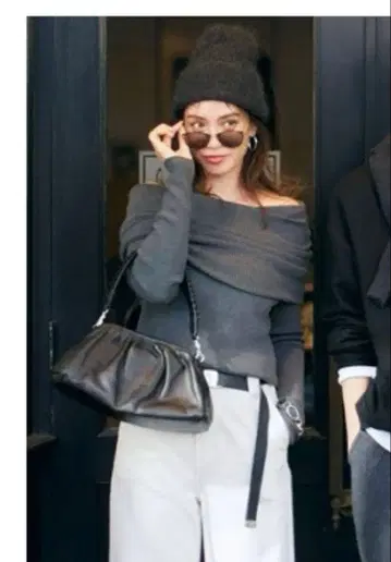 오프숄더 리브 니트 다크 그레이