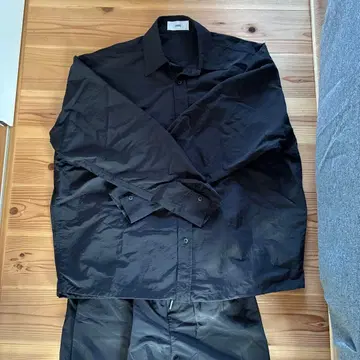 loose silhouette nylon shirt set up