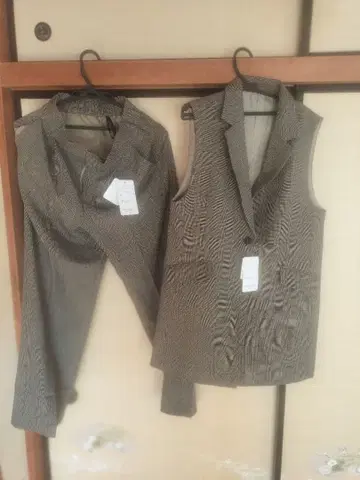 화이트 블랙 스트라이프 베스트와 팬츠 세트