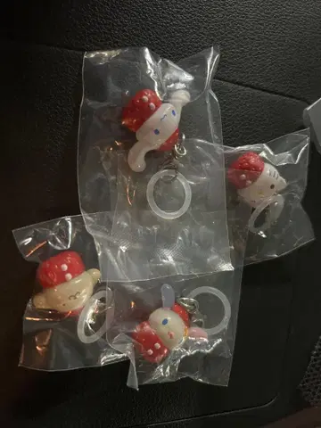 산리오 캐릭터즈 딸기 메지루시 액세서리