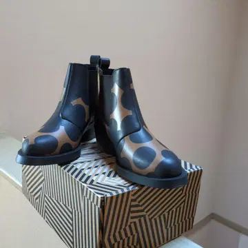 CAMPER SNIMI 브라운과 블랙 도트 패턴 숏부츠