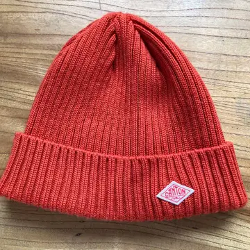 단톤 오렌지 니트 모자 자수 로고 포함