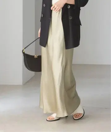노블 NOBLE 내로우 A라인 새틴 스커트 베이지
