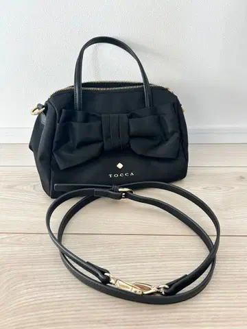 TOCCA 리본 포함 블랙 숄더백