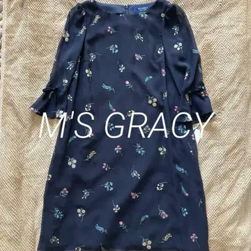 [ 미사용품 ] 새상품급 엠즈 그레이시 네이비 꽃무늬 원피스 38 사이즈