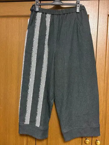 새상품 지우 블랙 와이드 팬츠 40 사이즈 스트라이프 디자인