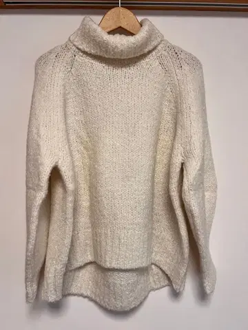 아이보리 터틀넥 니트